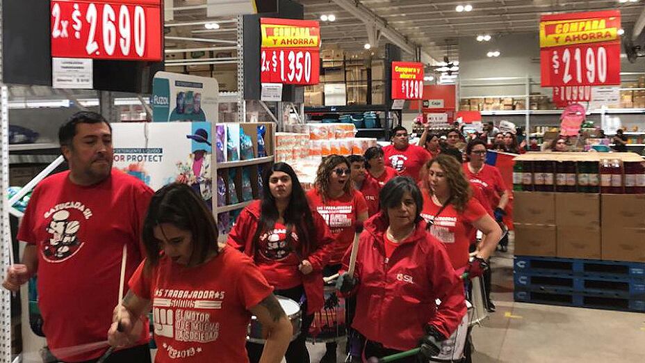 Empleados protestan y exigen aumentos salariales en un Walmart chileno.