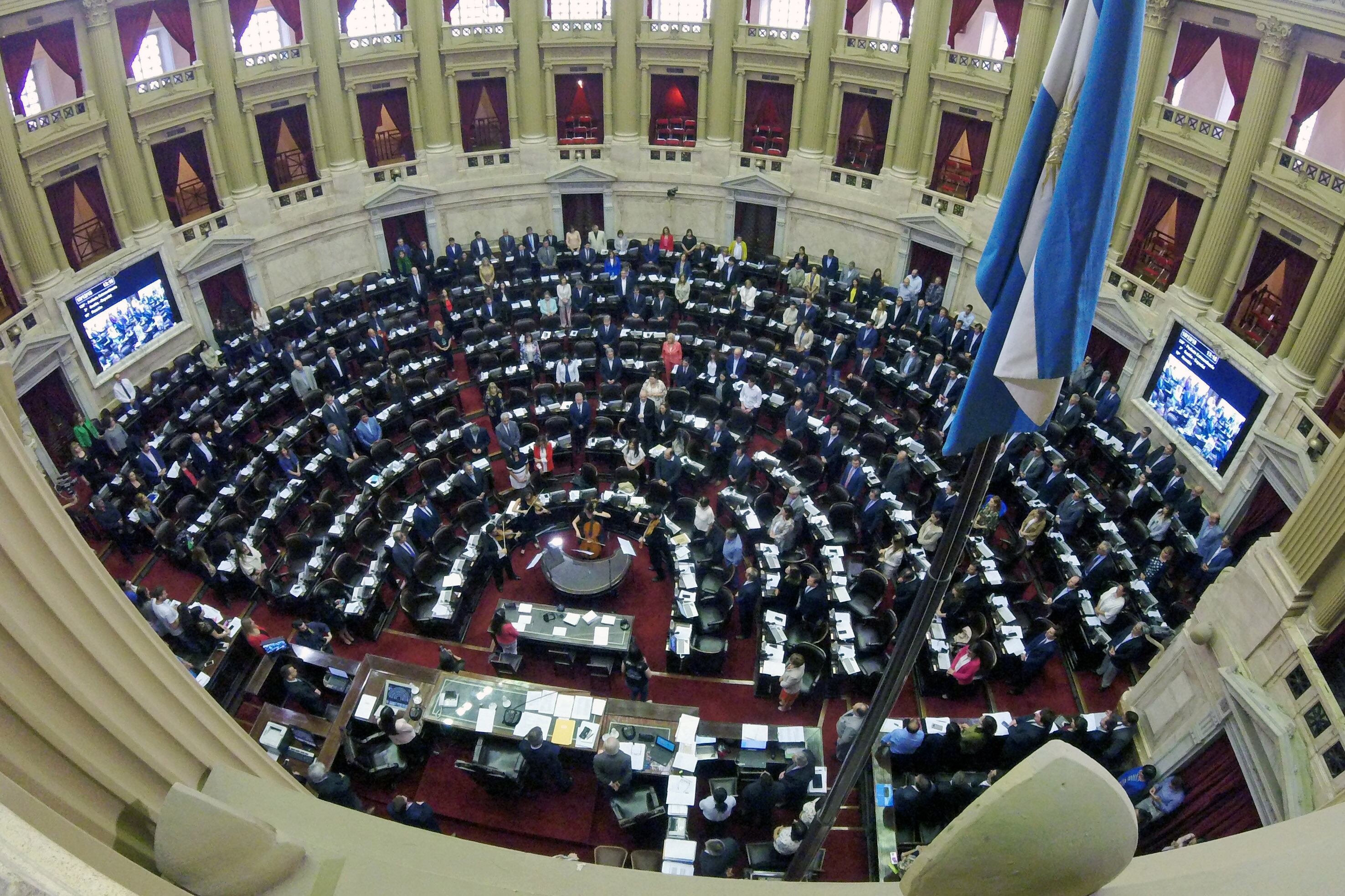 Este miércoles habrá sesiones especiales en la cámara de Diputados y en el Senado para repudiar la interrupción del orden democrático en el país vecino.