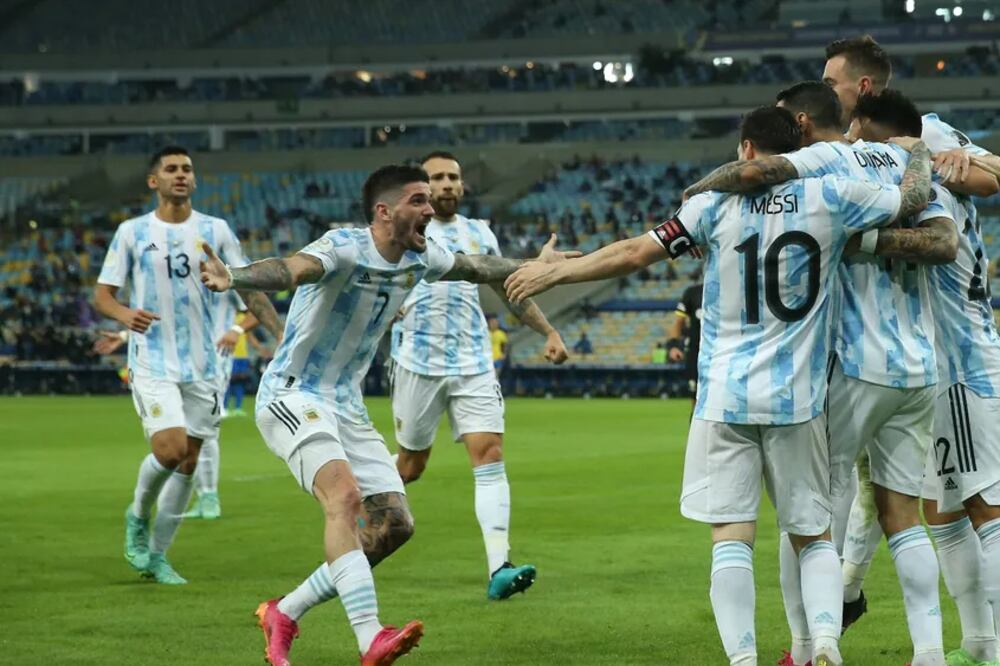 Los jugadores de la Selección festejan el gol de Ángel Di María en el Estadio Maracaná ante Brasil por la final de la Copa América.