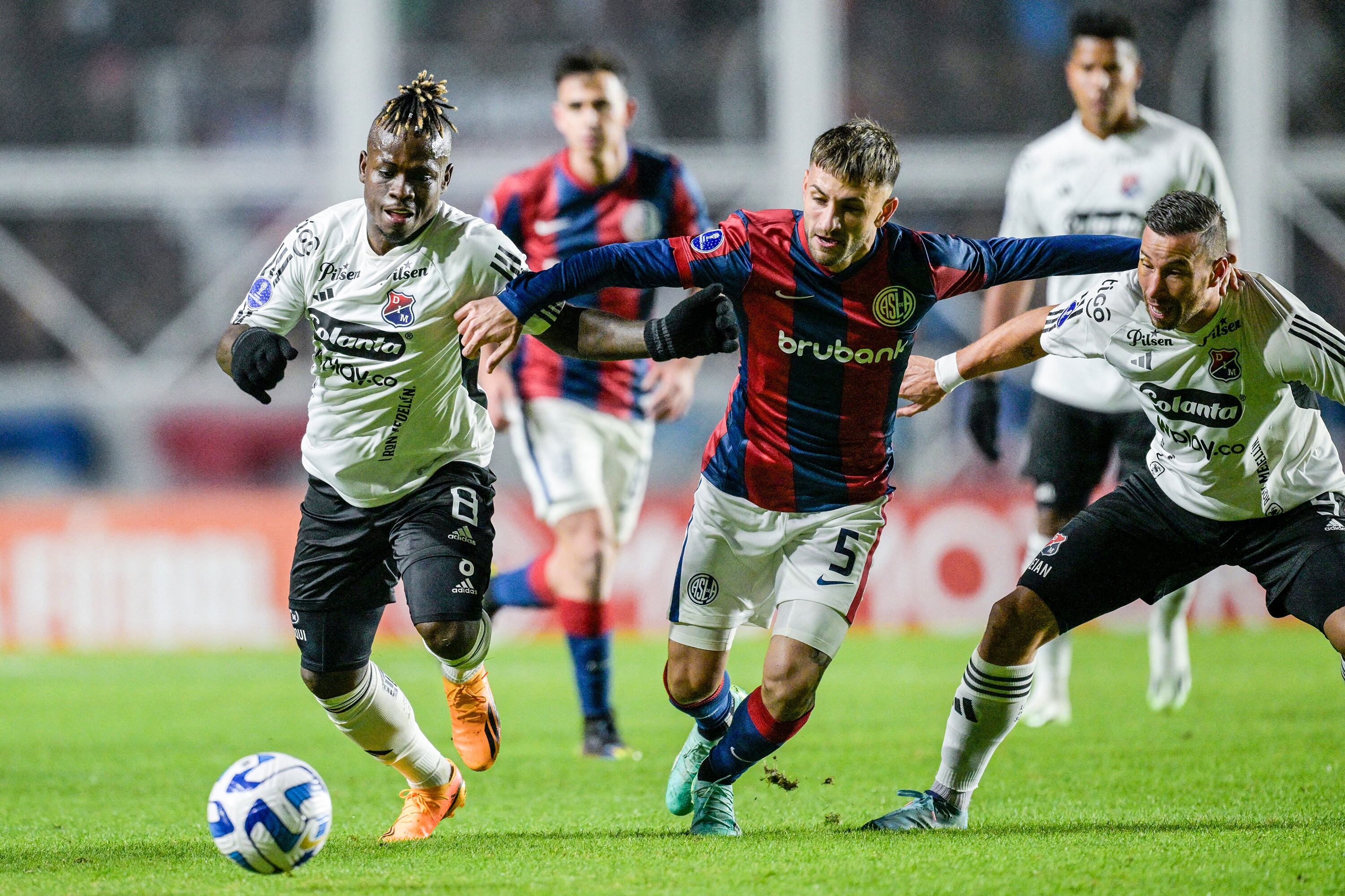 Elías persigue a un rival colombiano