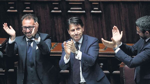 El nuevo primer ministro de Italia, Giuseppe Conte (centro), y sus flamantes ministros.