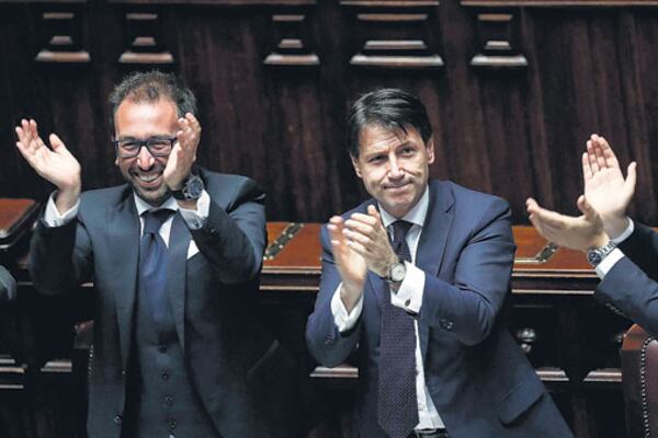 El nuevo primer ministro de Italia, Giuseppe Conte (centro), y sus flamantes ministros.