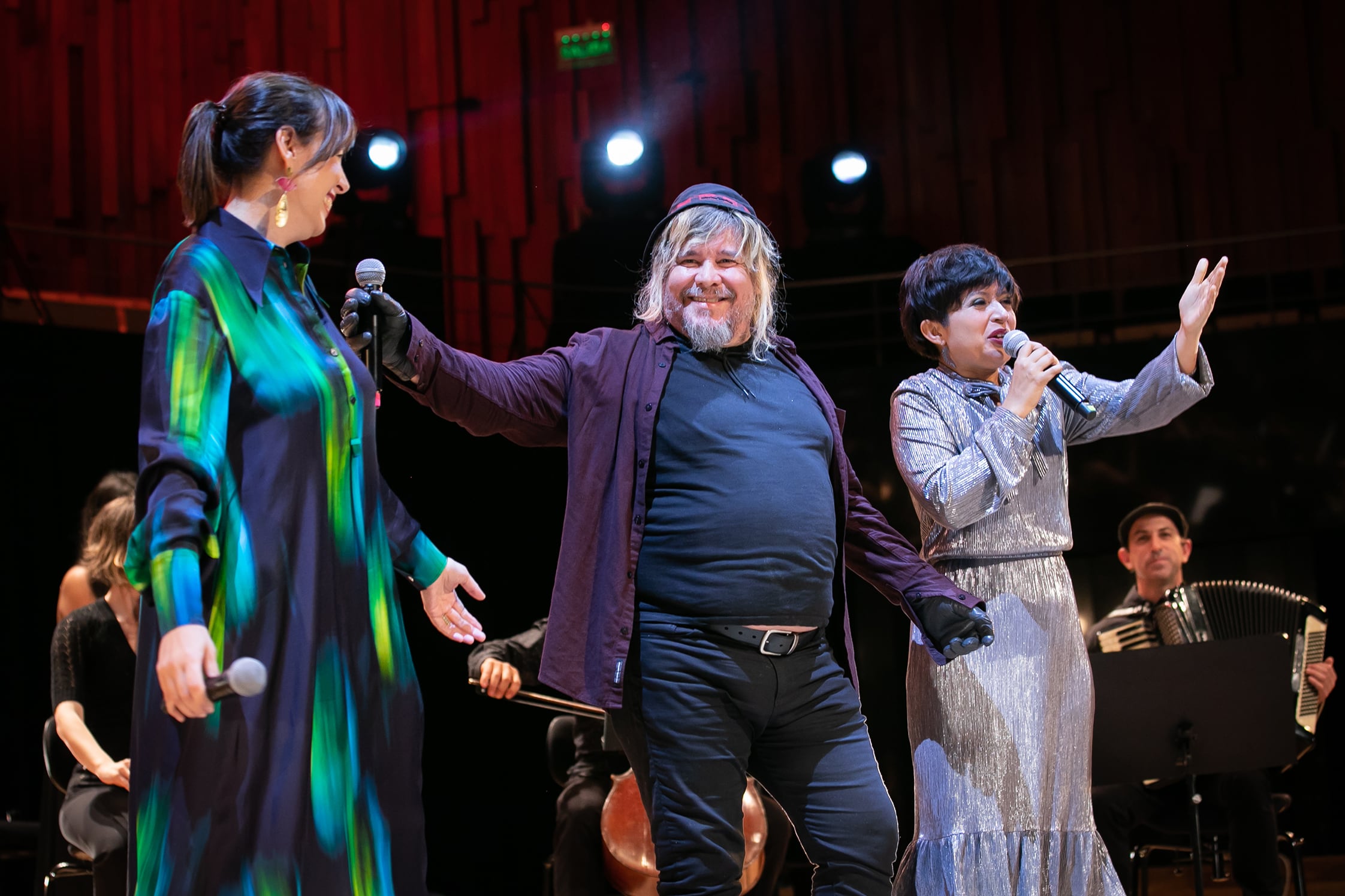 Cecilia Pahl, Walas y Nadia Larcher unieron sus voces en el final.