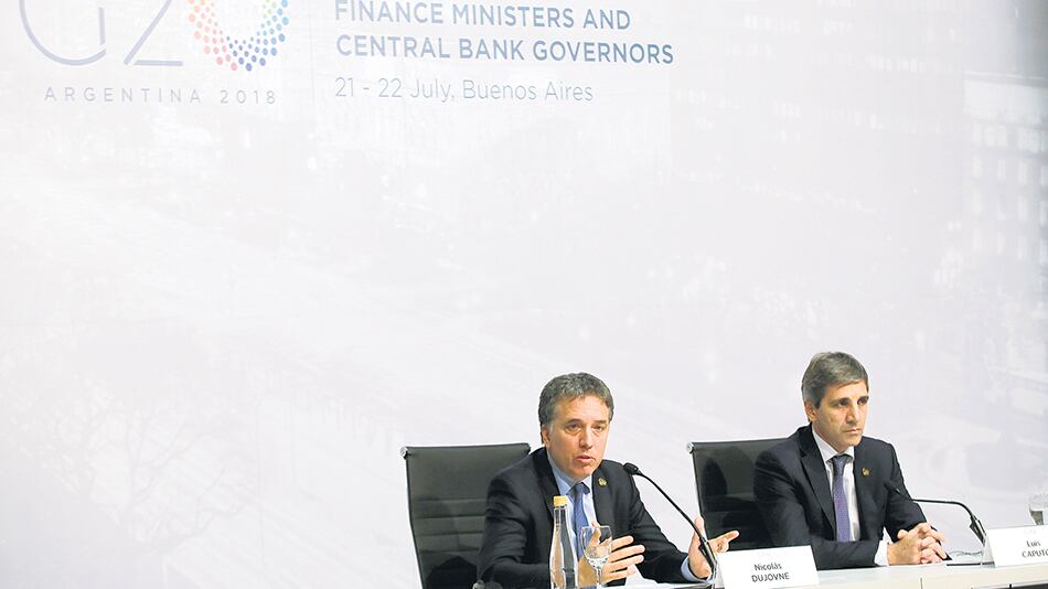 Nicolás Dujovne y Luis Caputo, en la Cumbre de ministros del G-20.