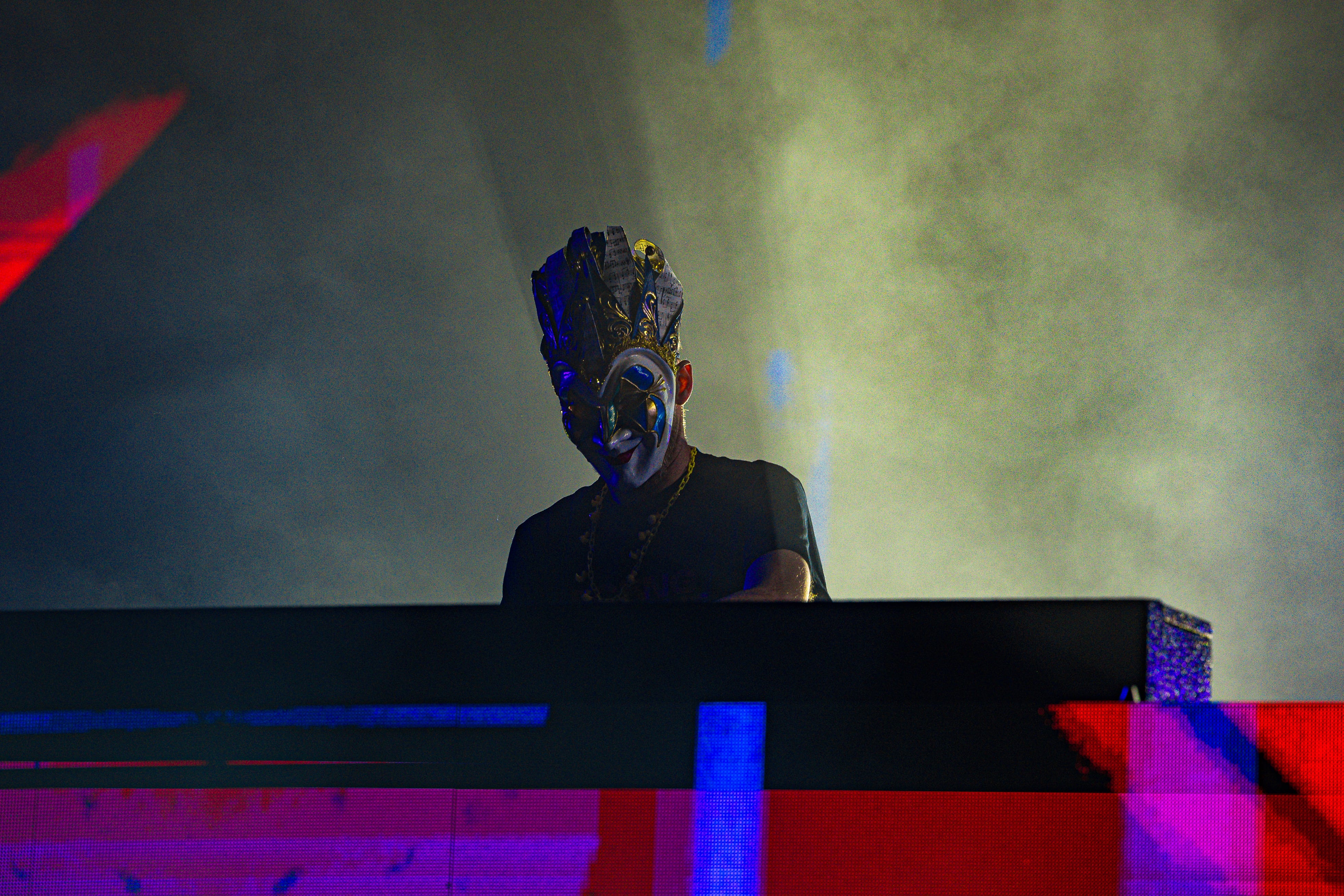 Boris Brejcha brindó una actuación sobria y elegante. 