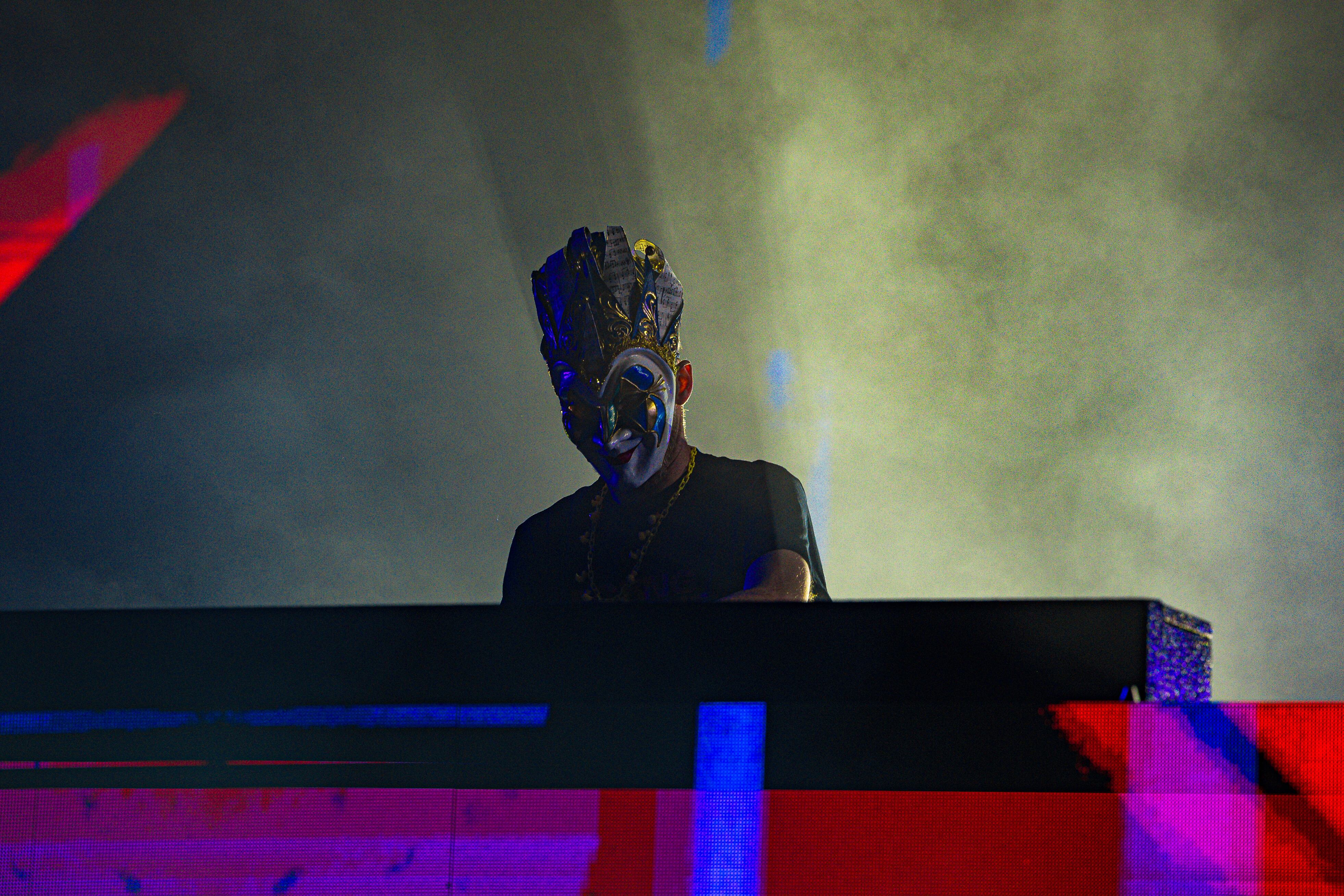 Boris Brejcha brindó una actuación sobria y elegante.