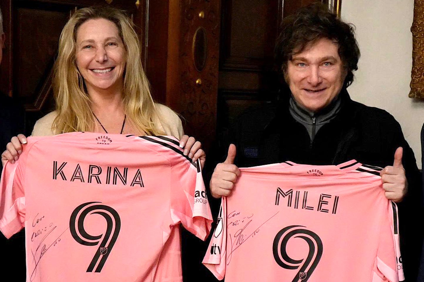 Karina y Javier Milei con las camisetas autografiadas "con cariño" por Messi.