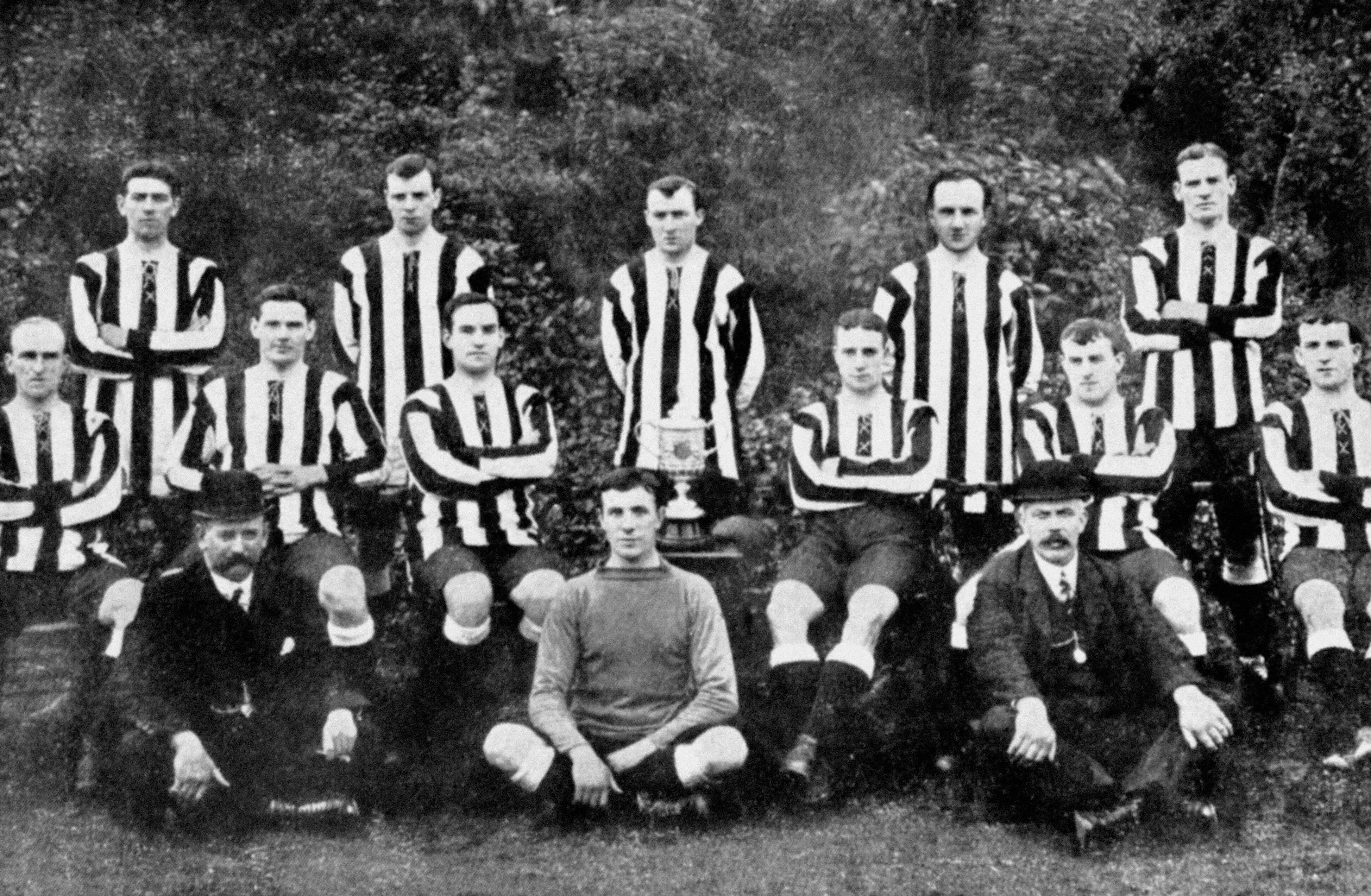 El Newcastle campeón de la FA Cup de 1910, con McCracken (arriba a la izquierda) y Hudspeth (arriba a la derecha).