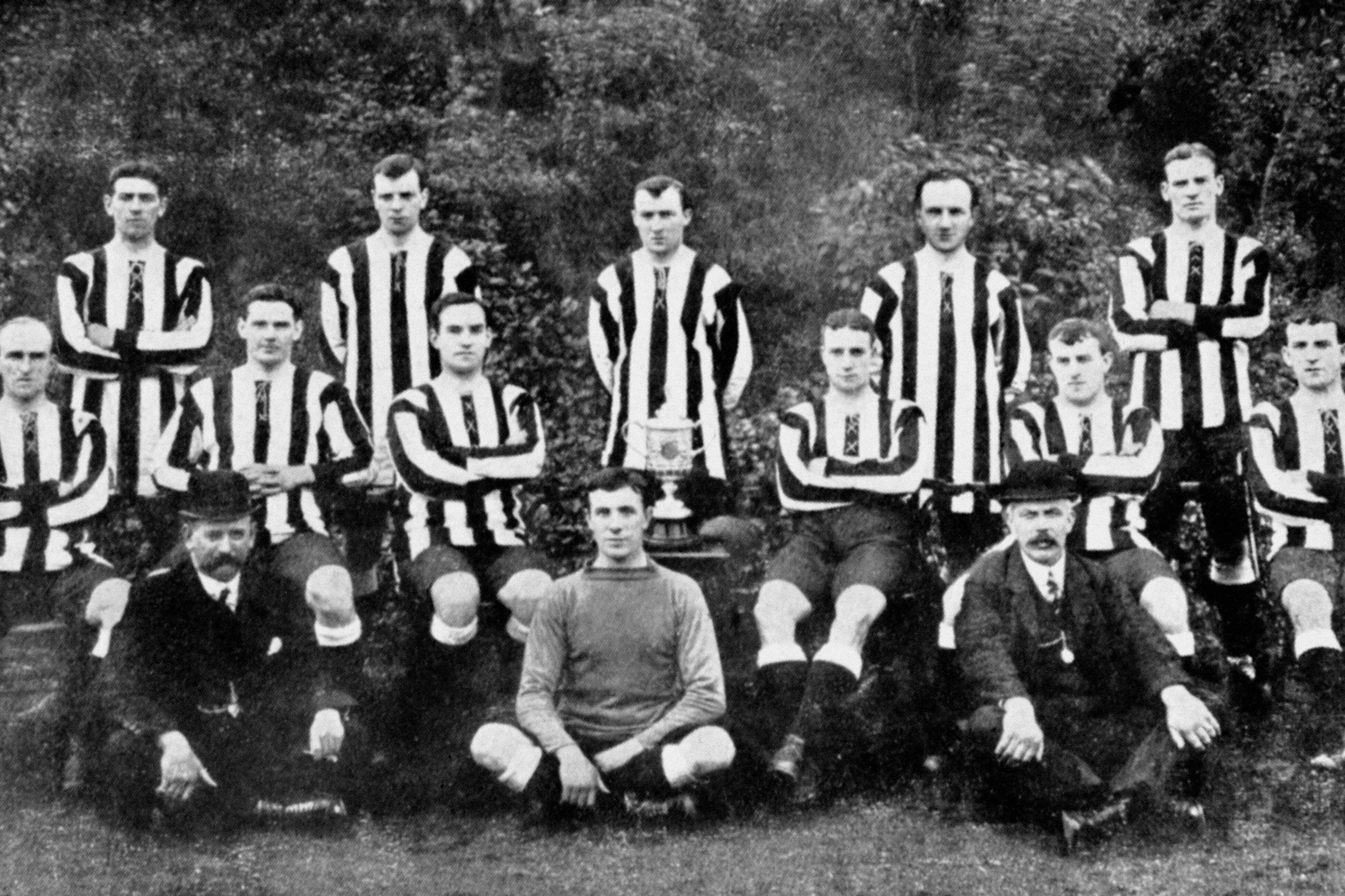 El Newcastle campeón de la FA Cup de 1910, con McCracken (arriba a la izquierda) y Hudspeth (arriba a la derecha).