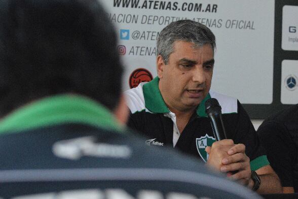 Osvaldo Arduh, cuando fue presentado como DT de Atenas a principios de 2019.