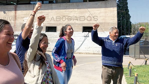 Páez festejó junto a su familia el fallo por el que se le reconoce el derecho a la tierra que trabaja.