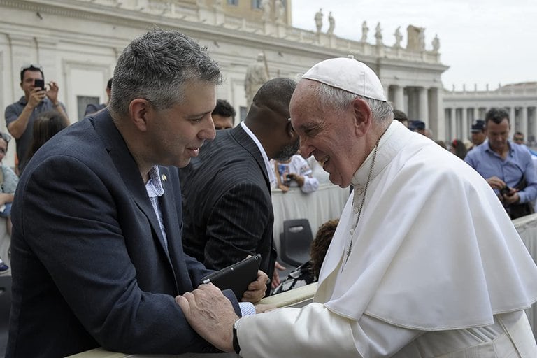 El cineasta Evgeny Afineevsky junto al Papa Francisco.