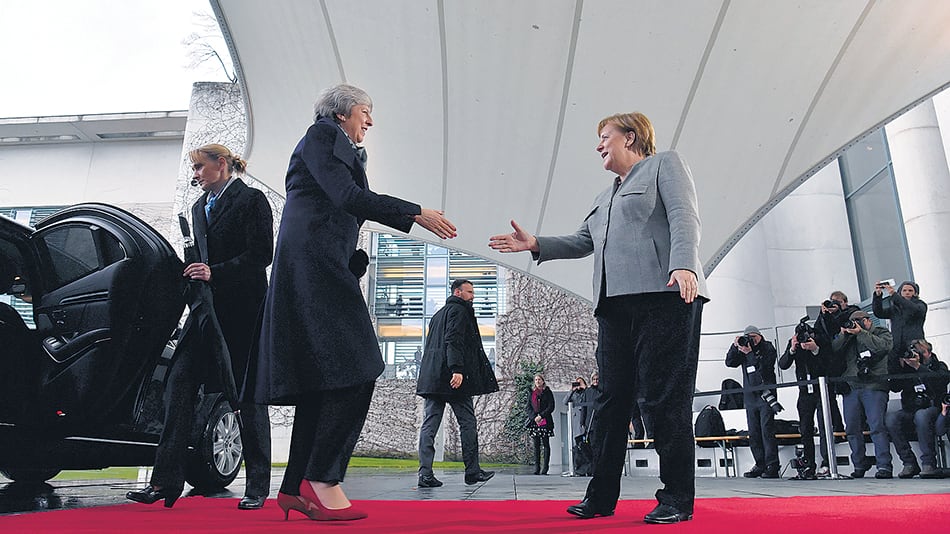 May tuvo un encuentro con Merkel como parte de una gira que la oposición británica le critica.