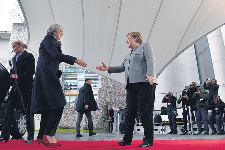 May tuvo un encuentro con Merkel como parte de una gira que la oposición británica le critica.