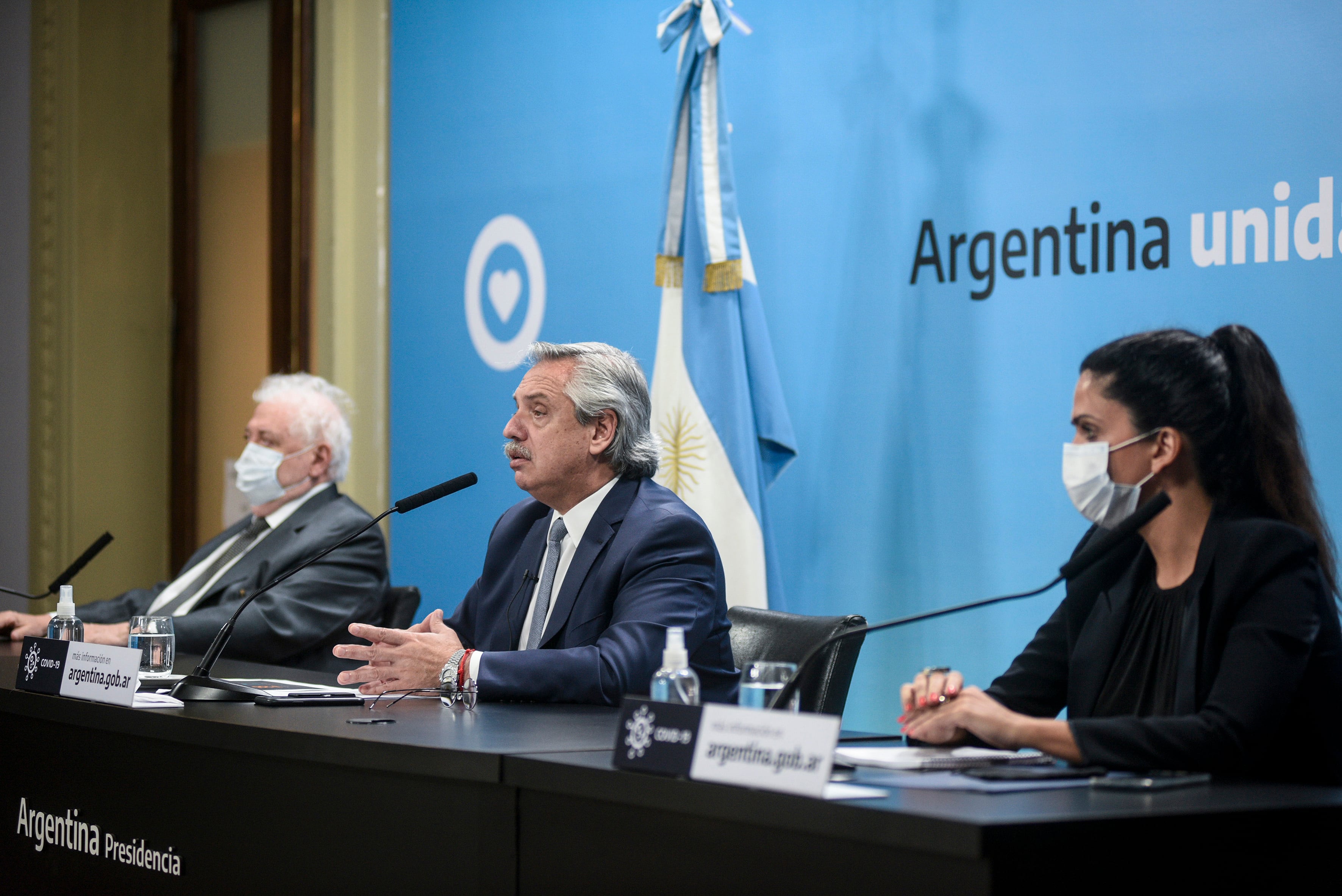 Alberto Fernández en el anuncio junto a Ginés González GArcía y Luana Volnovich.