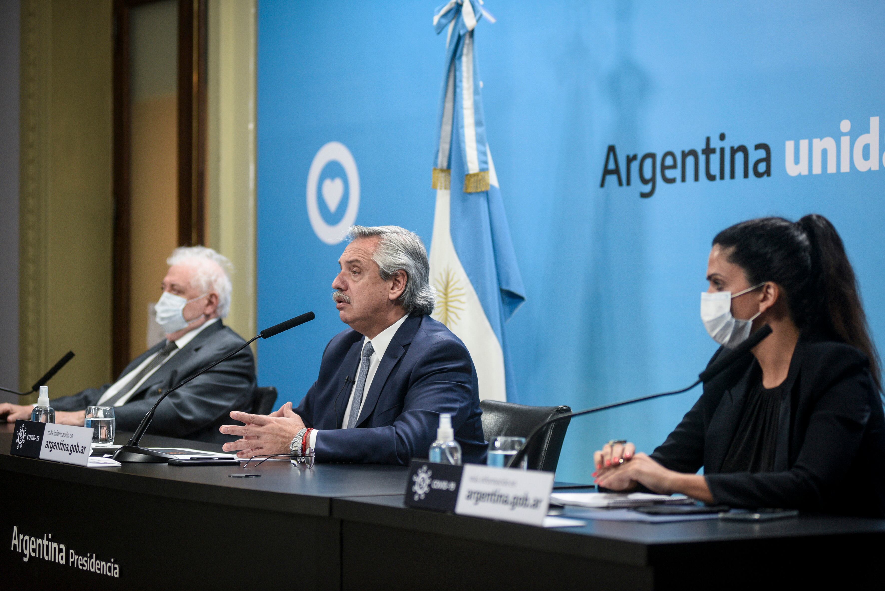 Alberto Fernández en el anuncio junto a Ginés González GArcía y Luana Volnovich.