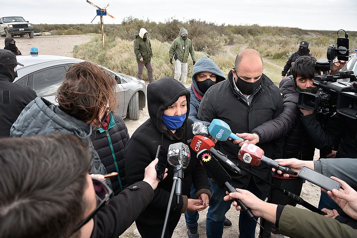 Cristina Castro da cuenta a los periodistas sobre el hallazgo de un cuerpo esqueletizado.
