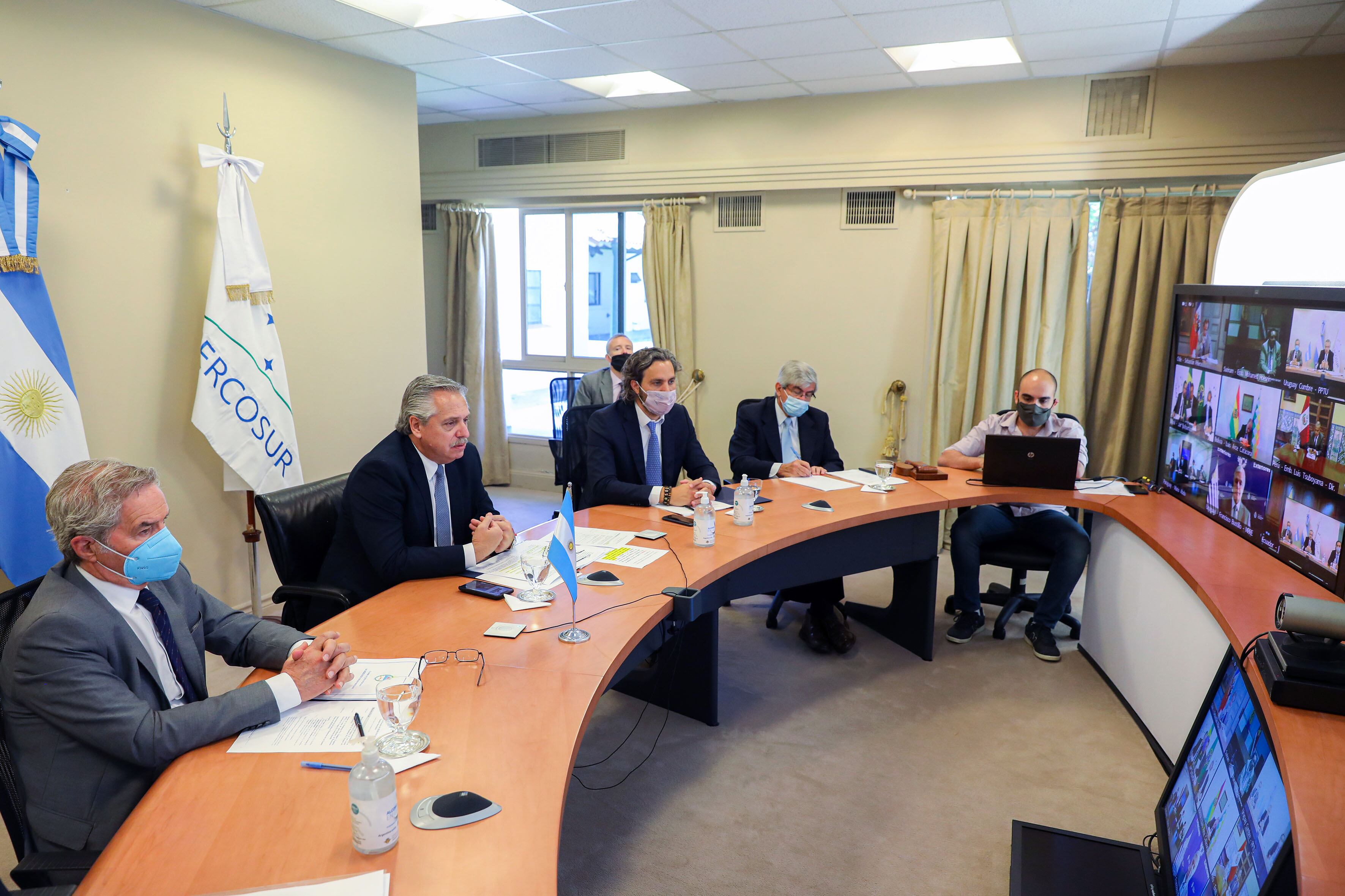 Alberto Fernández junto a Felipe Solá, Santiago Cafiero y Alberto Iribarne.