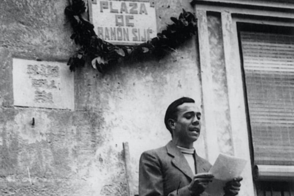 Miguel Hernández, recitando poemas en la plaza Ramón Sijé de Orihuela