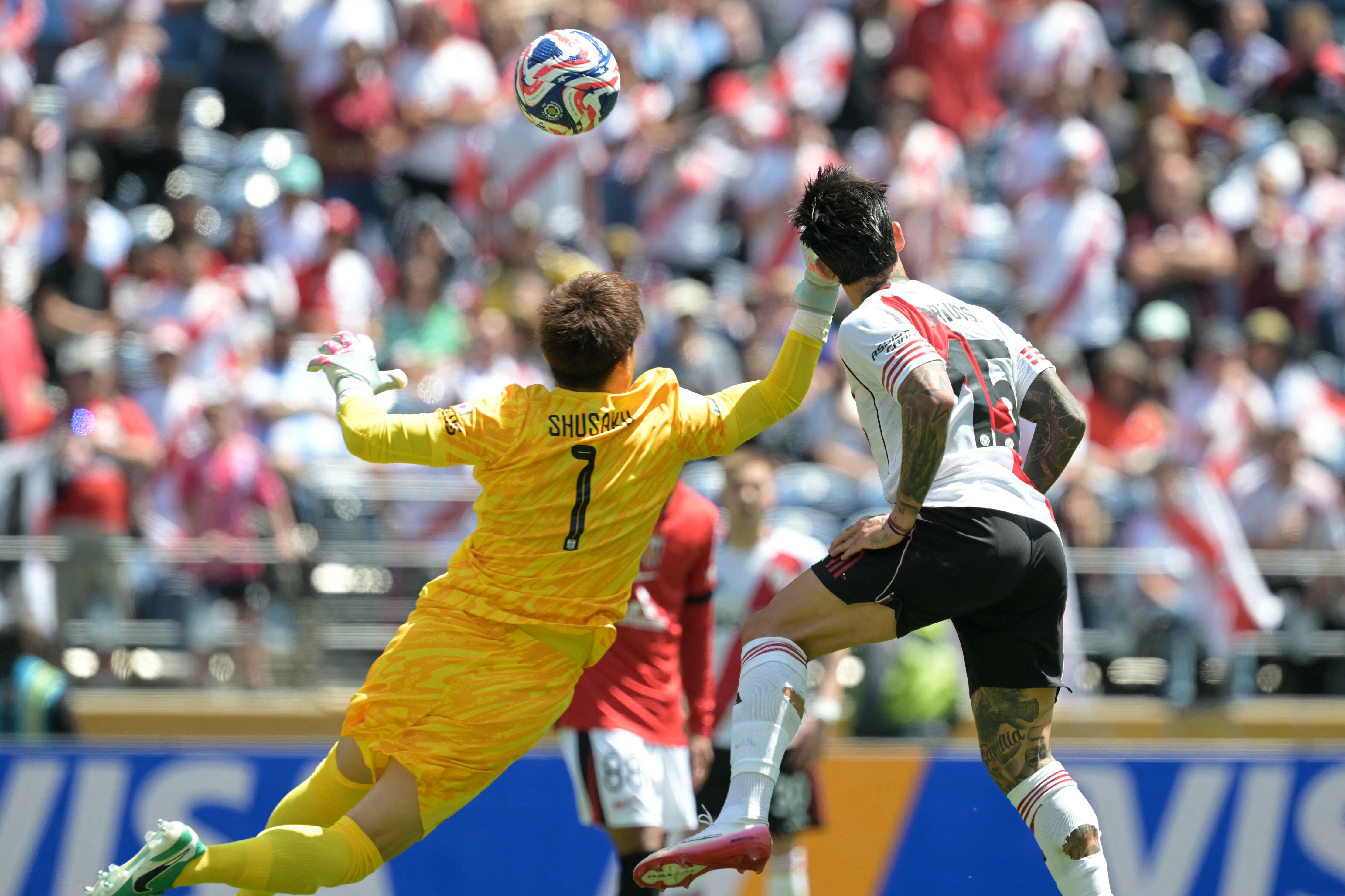 Meza se anticipa al arquero para convertir su gol