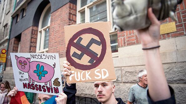 Activistas protestaron contra los Demócratas Sueco durante un acto de campaña en Norrkoping, Suecia.