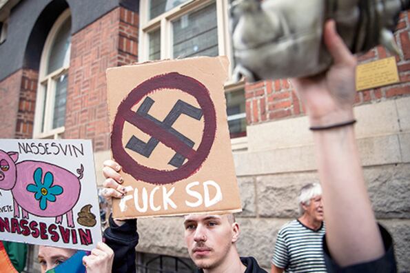 Activistas protestaron contra los Demócratas Sueco durante un acto de campaña en Norrkoping, Suecia.