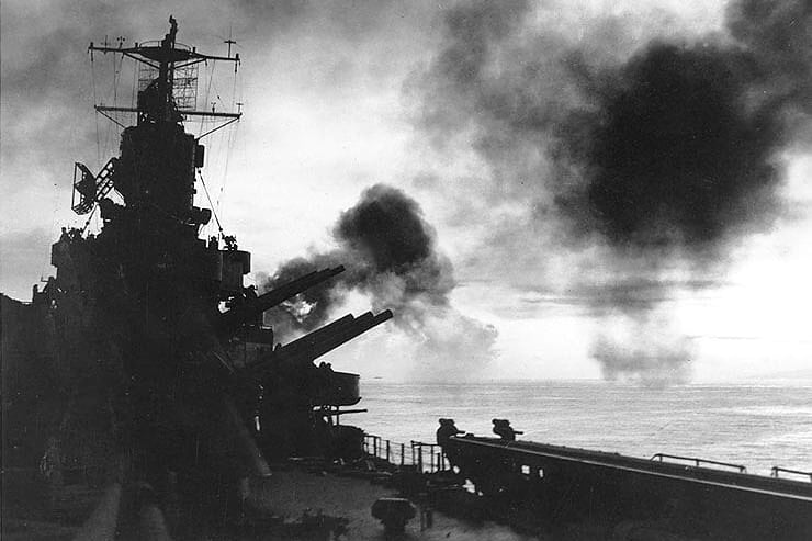 La Marina de Guerra bombardeó la Escuela de Artillería y los tanques de combustible de YPF.