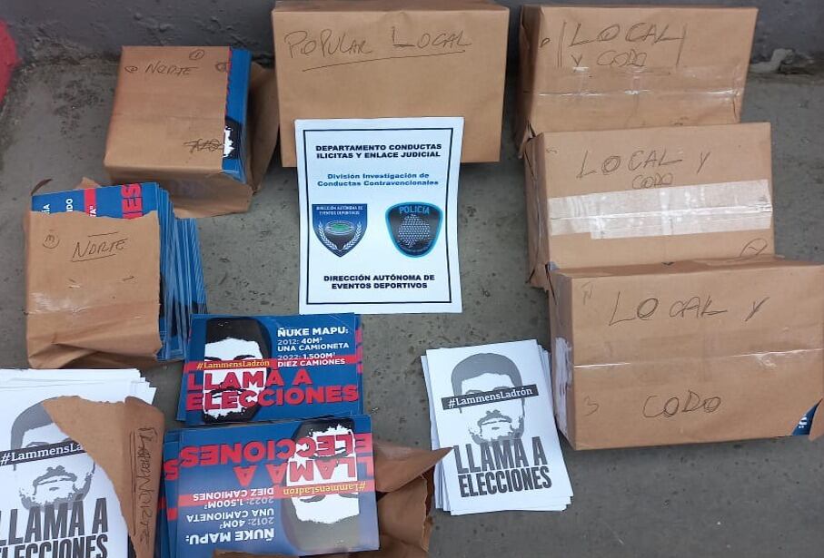 Los planfletos secuestrados a los hinchas opositores.