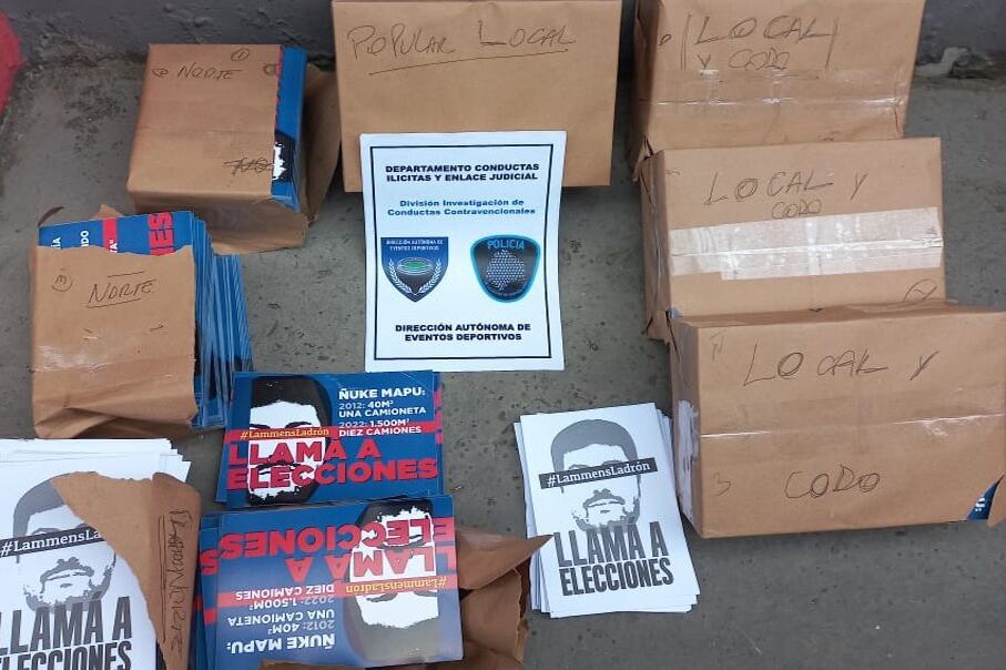 Los planfletos secuestrados a los hinchas opositores.