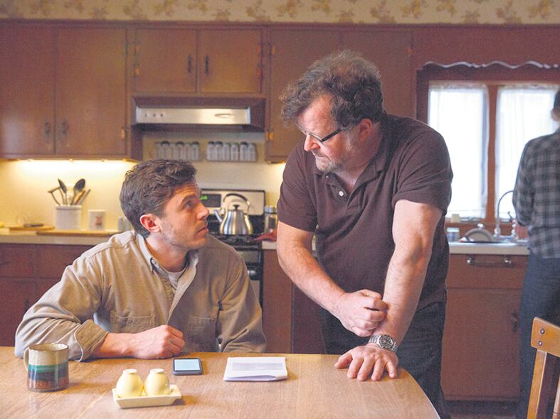 Kenneth Lonergan junto a Casey Affleck en  el rodaje de Manchester junto al mar.