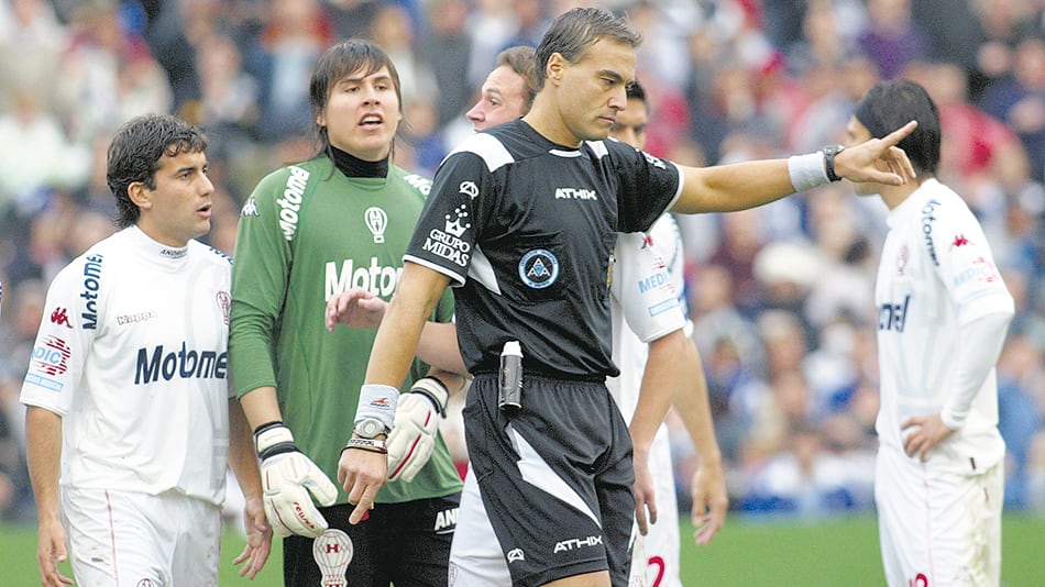 Carlos Araujo y Gastón Monzón recriminan a Gabriel Brazenas su arbitraje. 