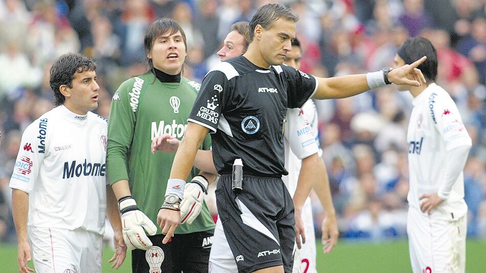 Carlos Araujo y Gastón Monzón recriminan a Gabriel Brazenas su arbitraje.