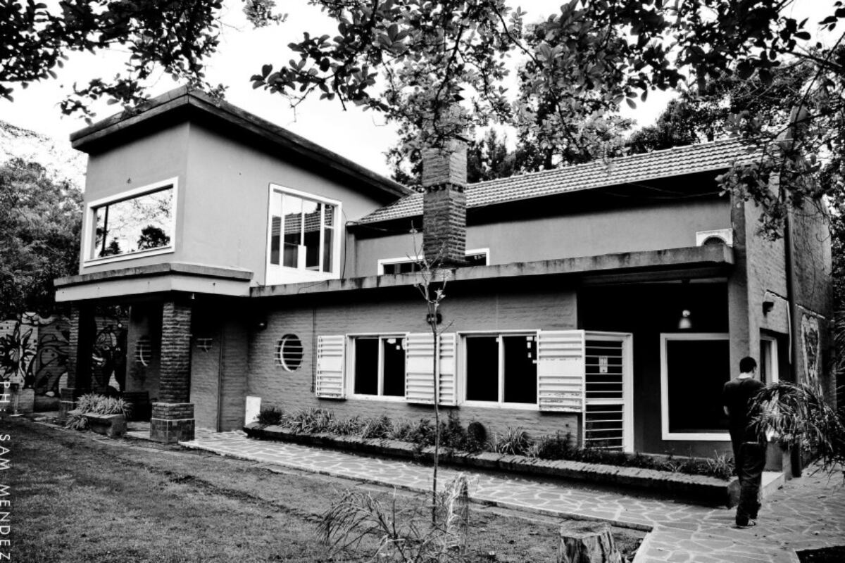 La casa de Parque Leloir que alojaba el estudio independiente.