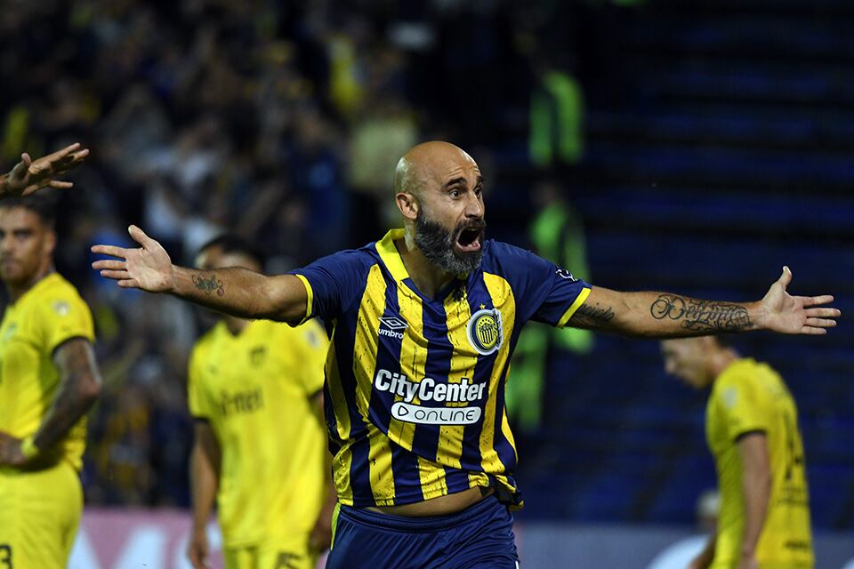 Arriba y abajo. Quintana empujó la pelota del gol después de un cabezazo de Mallo que dio en el palo.