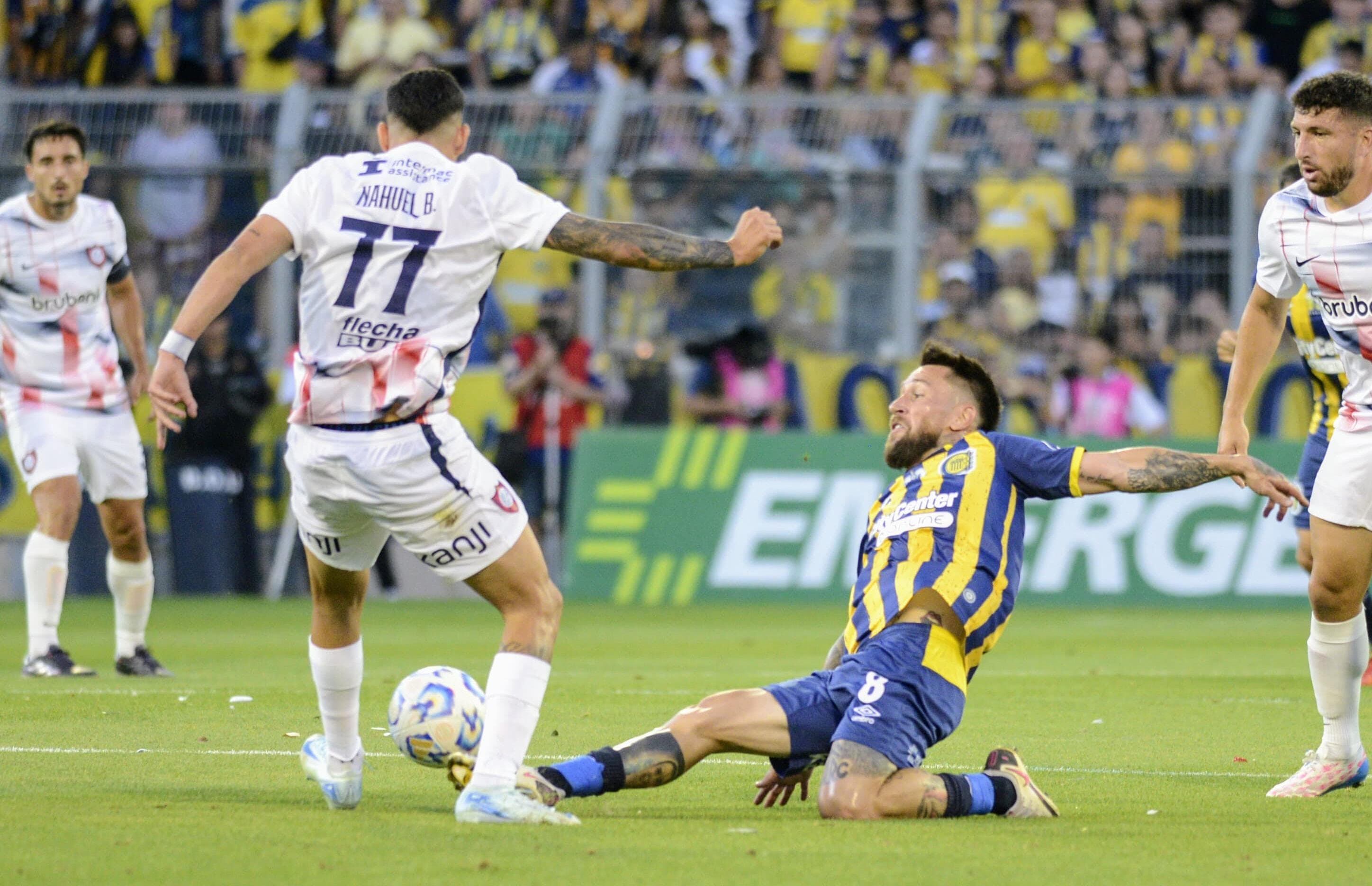 Gómez se estira para alcanzar la pelota. A Central le faltó definición