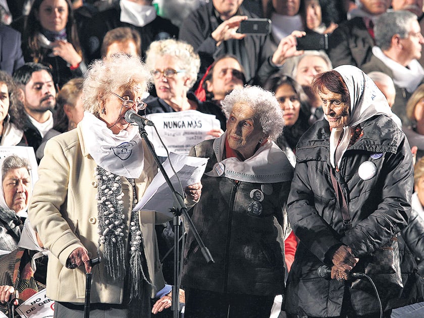 La respuesta a la convocatoria de Madres y Abuelas a la Plaza de Mayo fue multitudinaria.