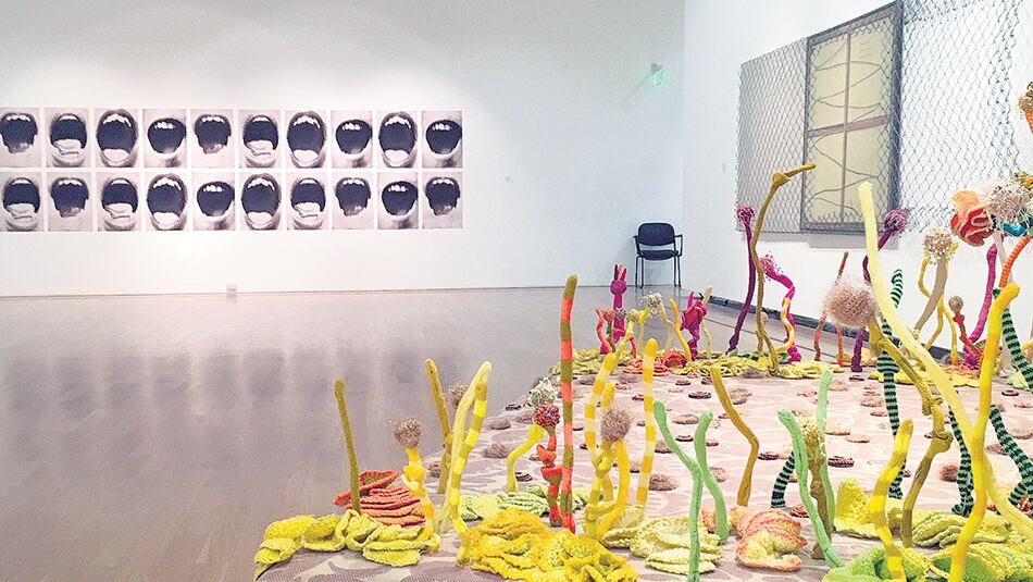 Vista parcial de la muestra en la que se ve parte de las obras de Millán, Dowek y Sacco.