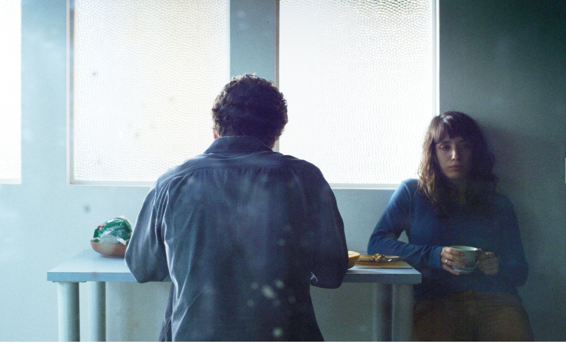 Israel y Laura llevan juntos una apacible vida de pareja, en la que sin embargo no todo parece funcionar bien. 