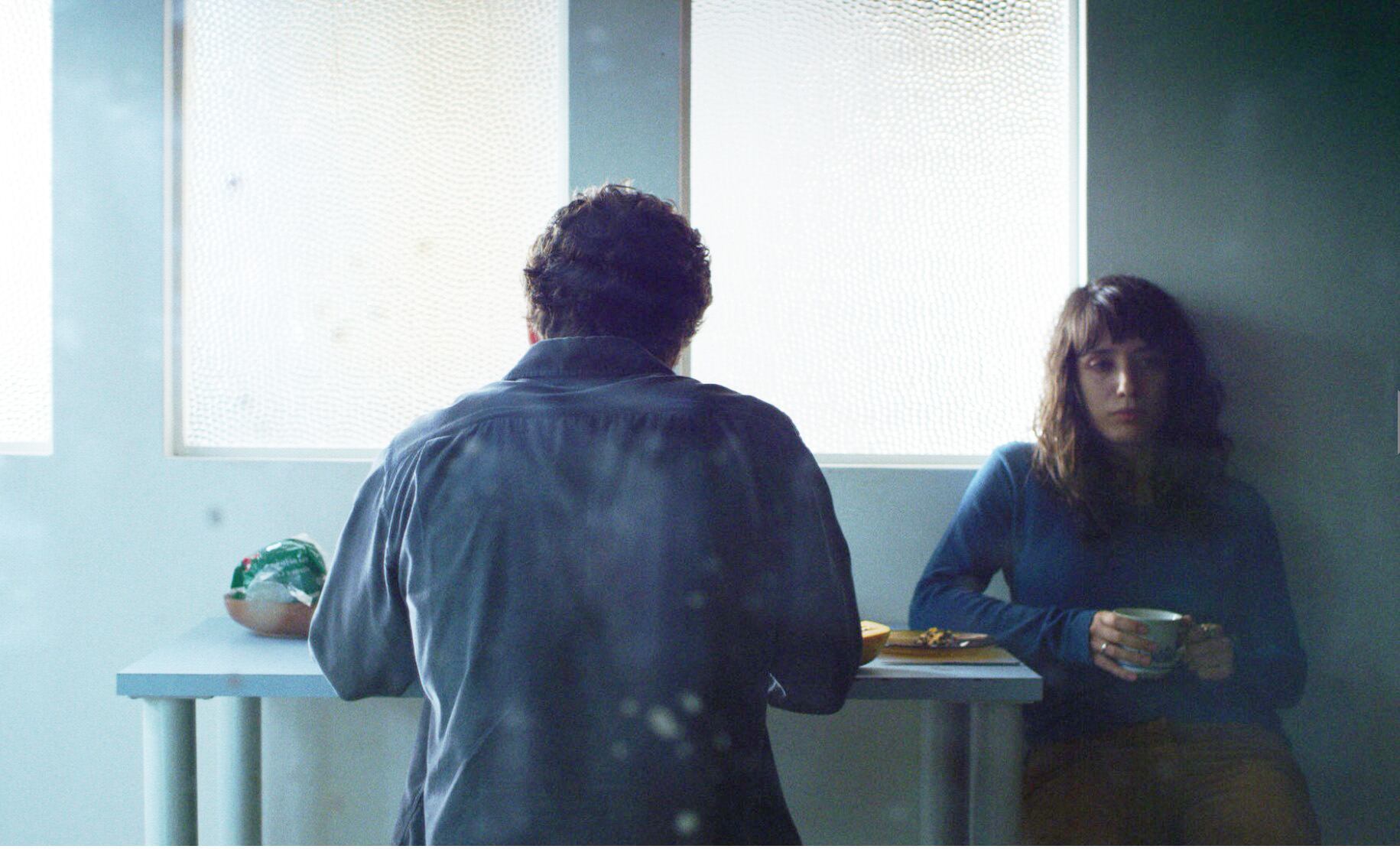 Israel y Laura llevan juntos una apacible vida de pareja, en la que sin embargo no todo parece funcionar bien.