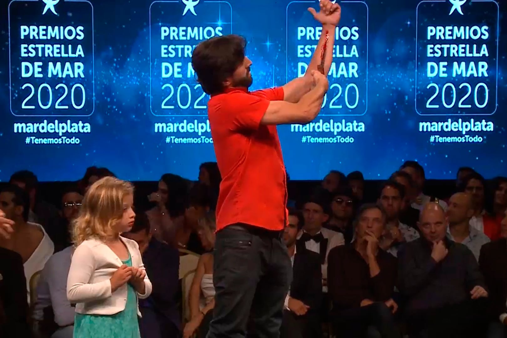 Marcos Moyano en el momento de su performance de protesta en la entrega de los Premios Estrella de Mar.