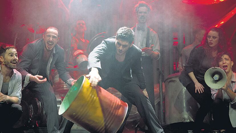 El foco de Fierro está claramente puesto en el ritmo, la música y la danza.