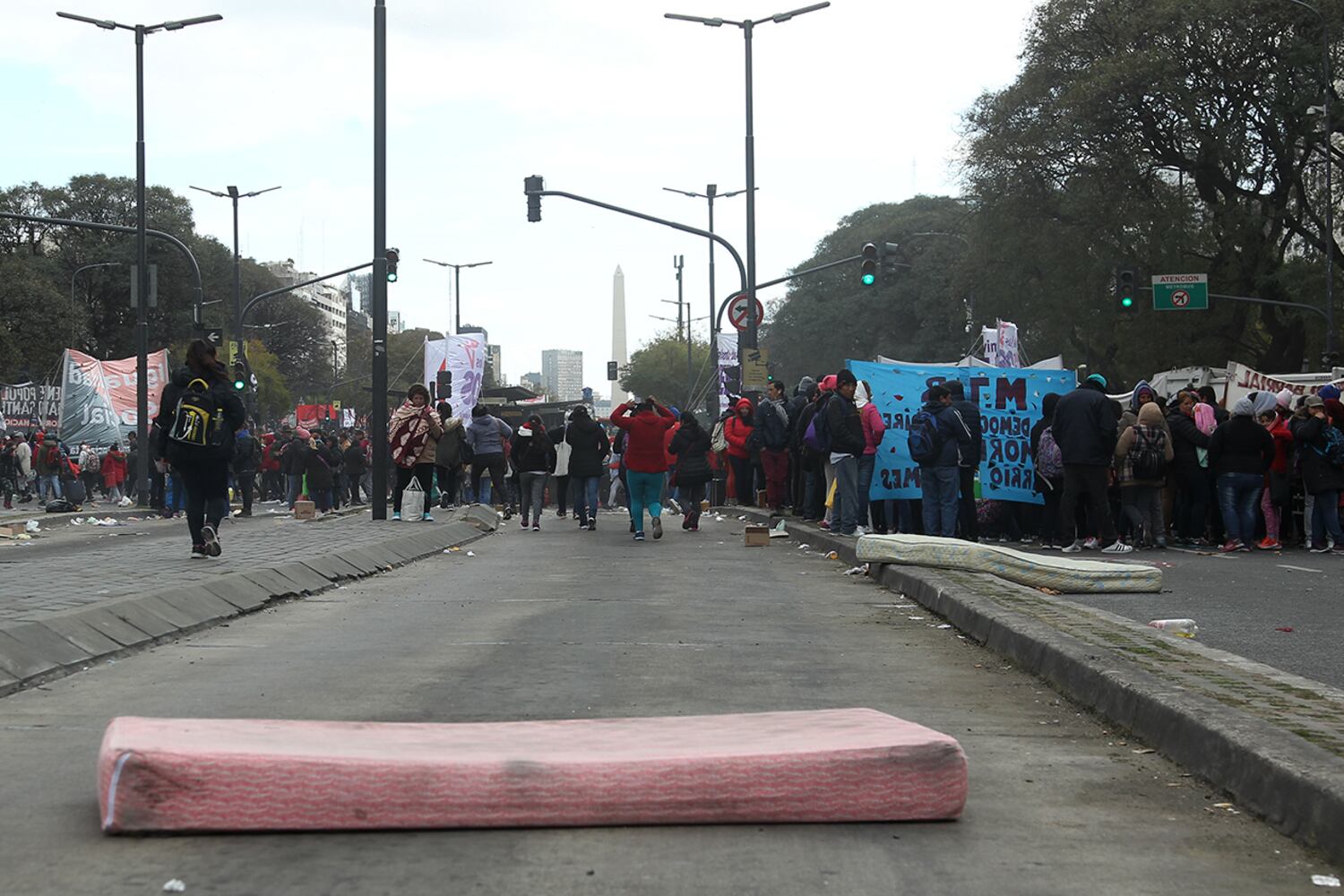 Tras 24 horas de acampe frente al Ministerio de Desarrollo Social, los movimientos sociales levantaron la protesta.