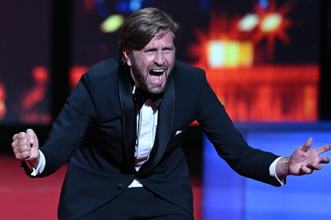 Ruben Östlund festeja su triunfo como si fuera el ganador de un campeonato de fútbol.