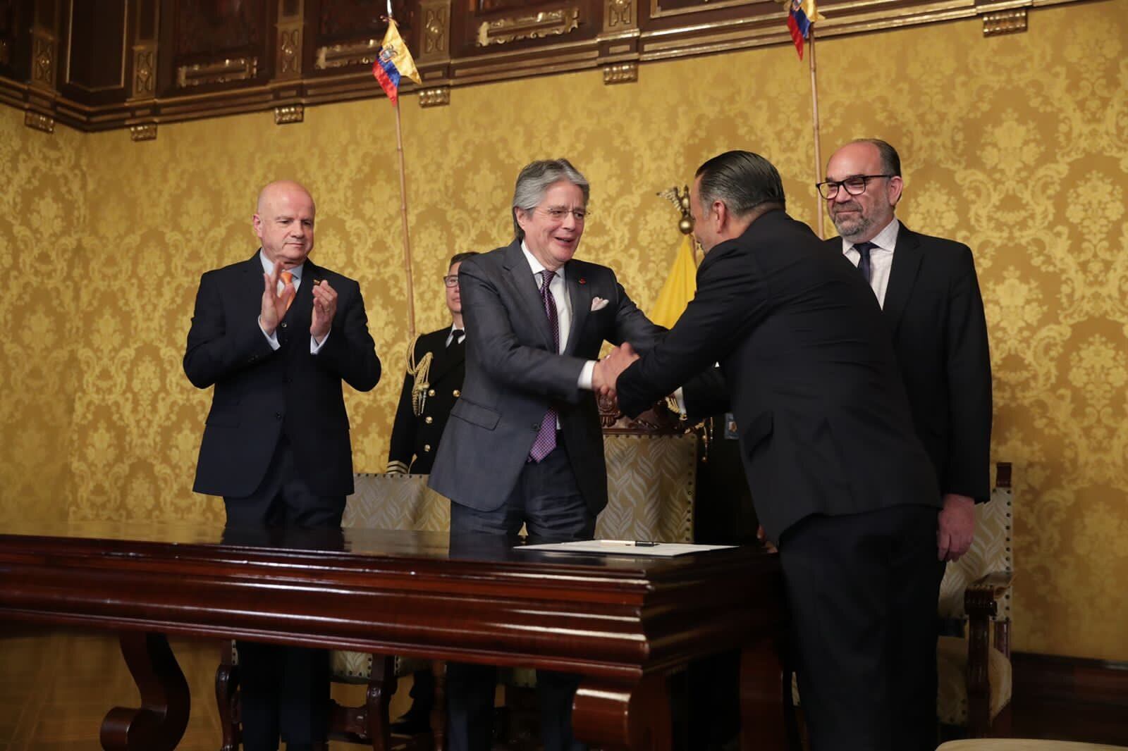 El presidente de Ecuador, Guillermo Lasso, saluda al nuevo ministro de Transporte y Obras Públicas, Darío Herrera. Foto: Twitter de Guillermo Lasso