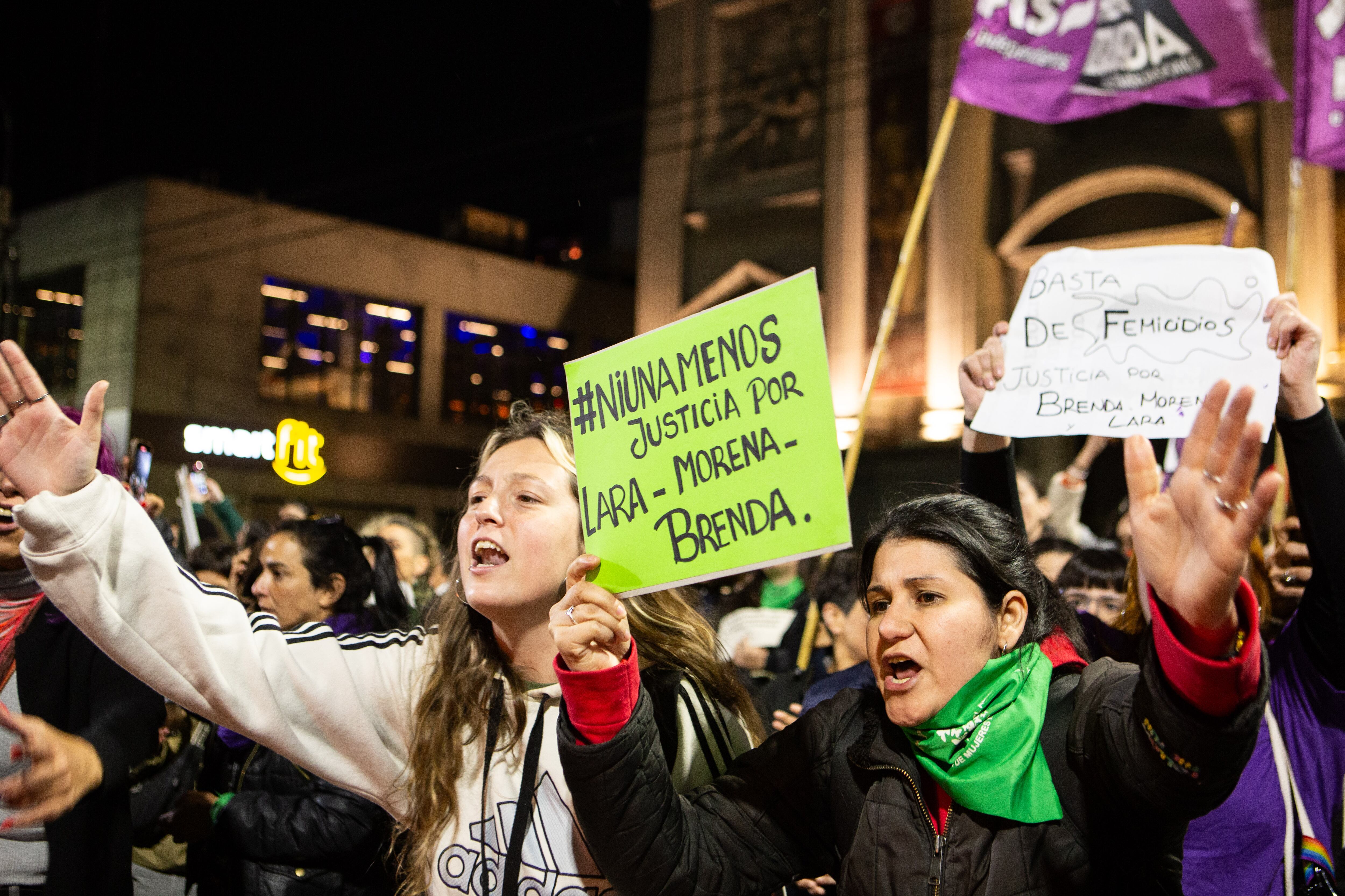 Protesta en el barrio de Flores por el triple femicidio de Florencio Varela