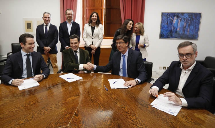 Moreno Bonilla (segundo desde la izquierda) celebra con Ciudadanos el pacto que lo hará presidente de Andalucía.