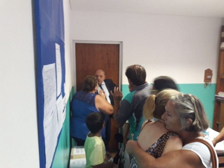 Arroyo discutiendo con docentes en la puerta de la directora de la escuela 205.