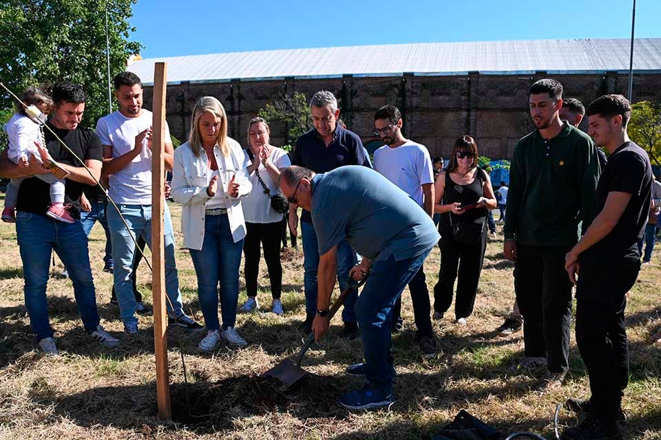 Plantación de árboles en el Bosque de la Memoria, como cada 24.