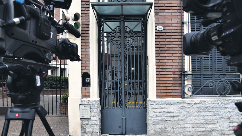 El operativo incluyó diez patrulleros, motos, camionetas y un helicóptero de la policía.