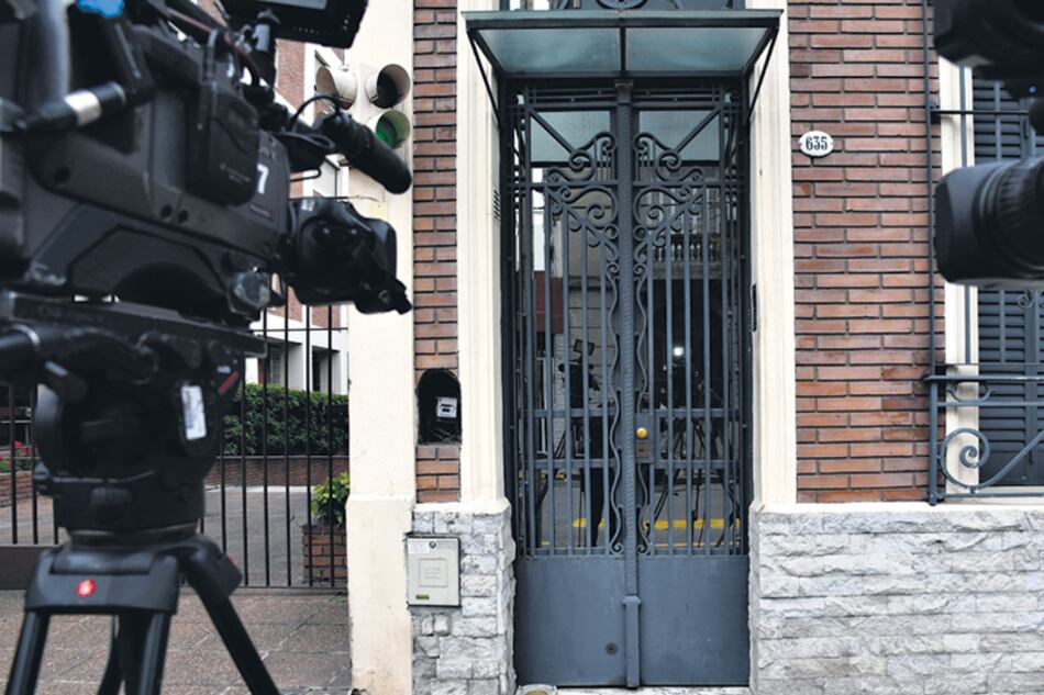 El operativo incluyó diez patrulleros, motos, camionetas y un helicóptero de la policía.